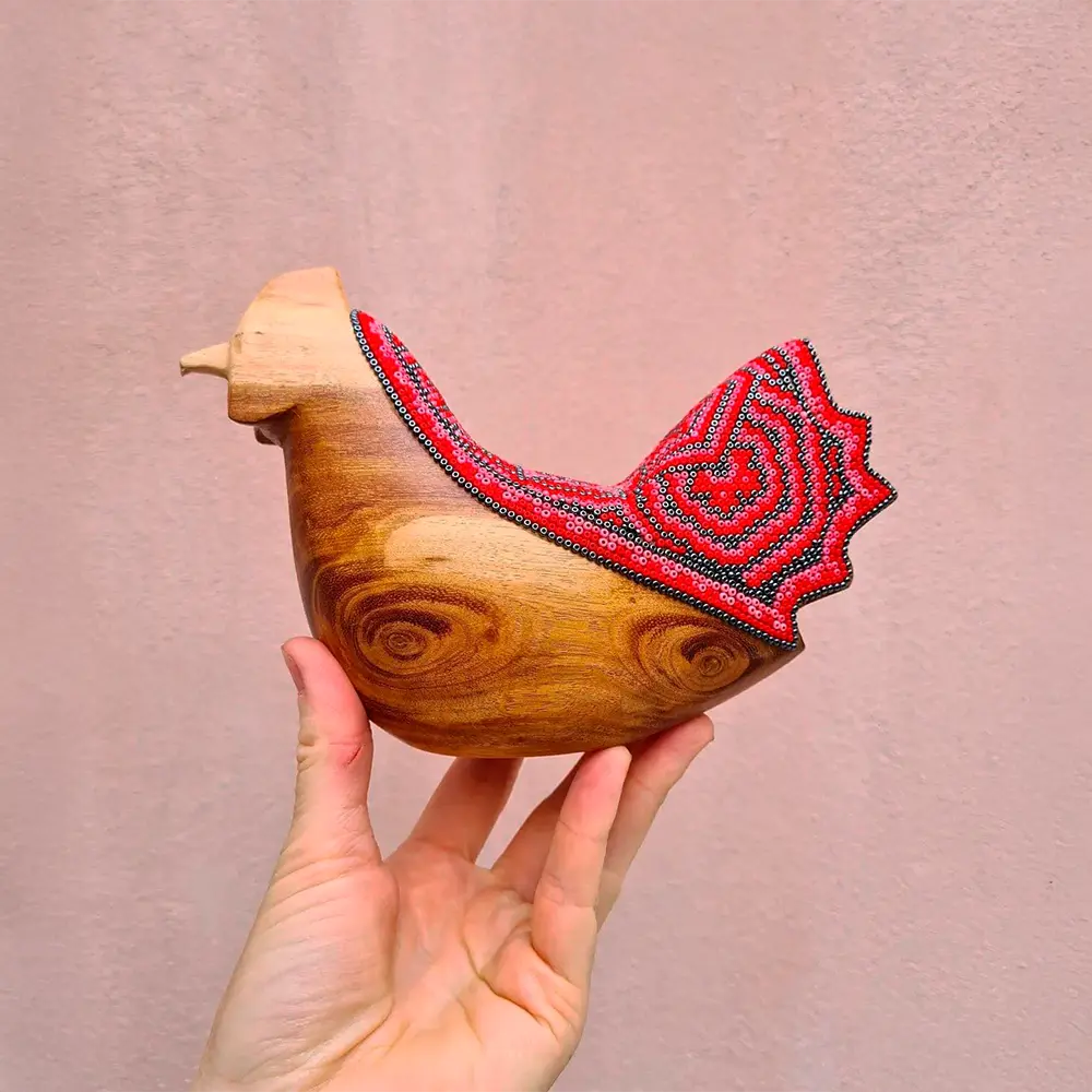 Houten kippenbeeldje met Huichol-kunst | Inheemse Mexicaanse ambachten, image size:1000x1000
